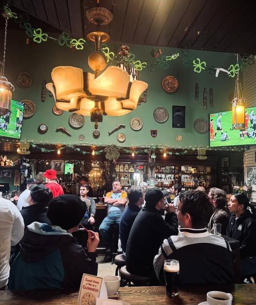 Los Angeles Tavern: Cat And The Fiddle